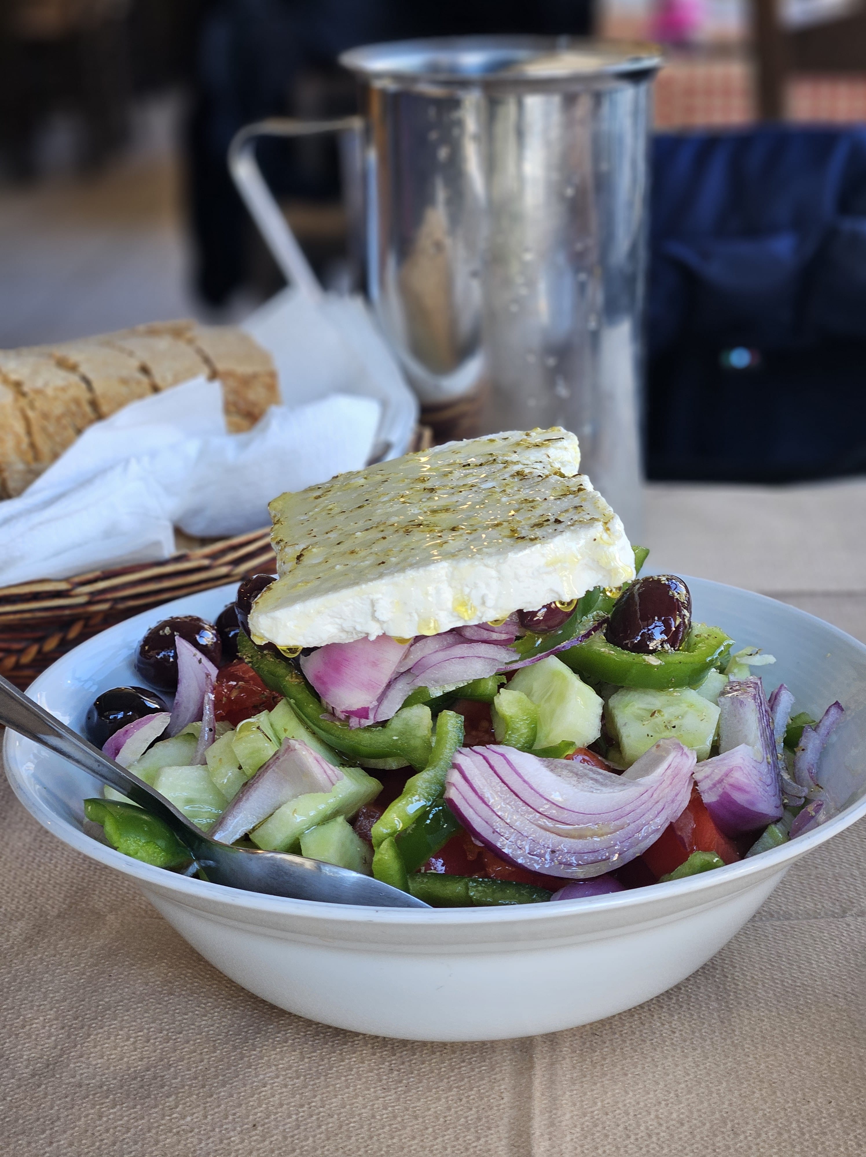 Ein griechischer Salat mit Feta.