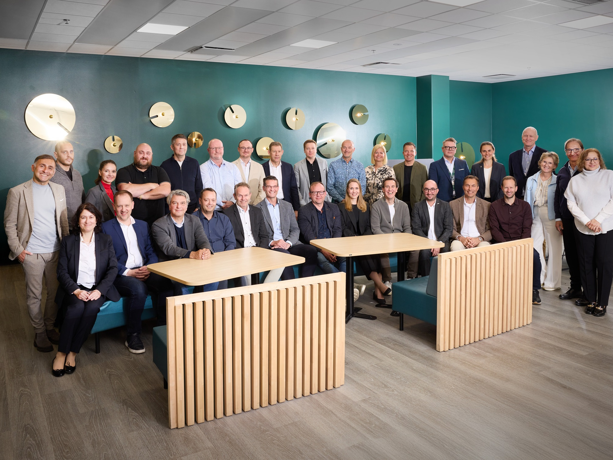 Eine Gruppe von Menschen posiert für ein Foto.