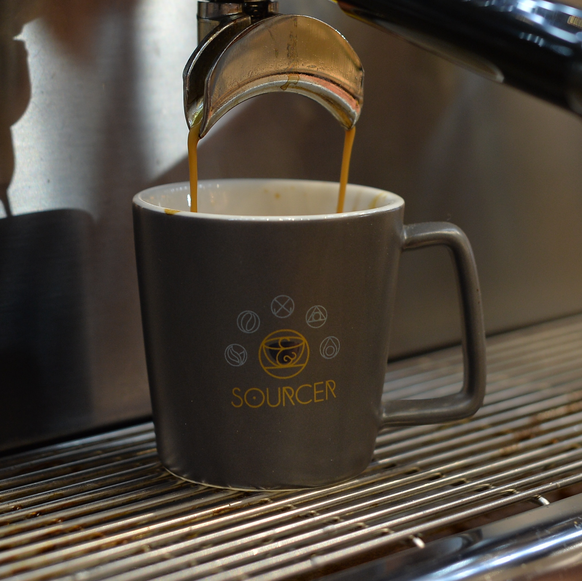 Einzigartig im Geschmack Kaffeetasse vor Siebträgermaschine