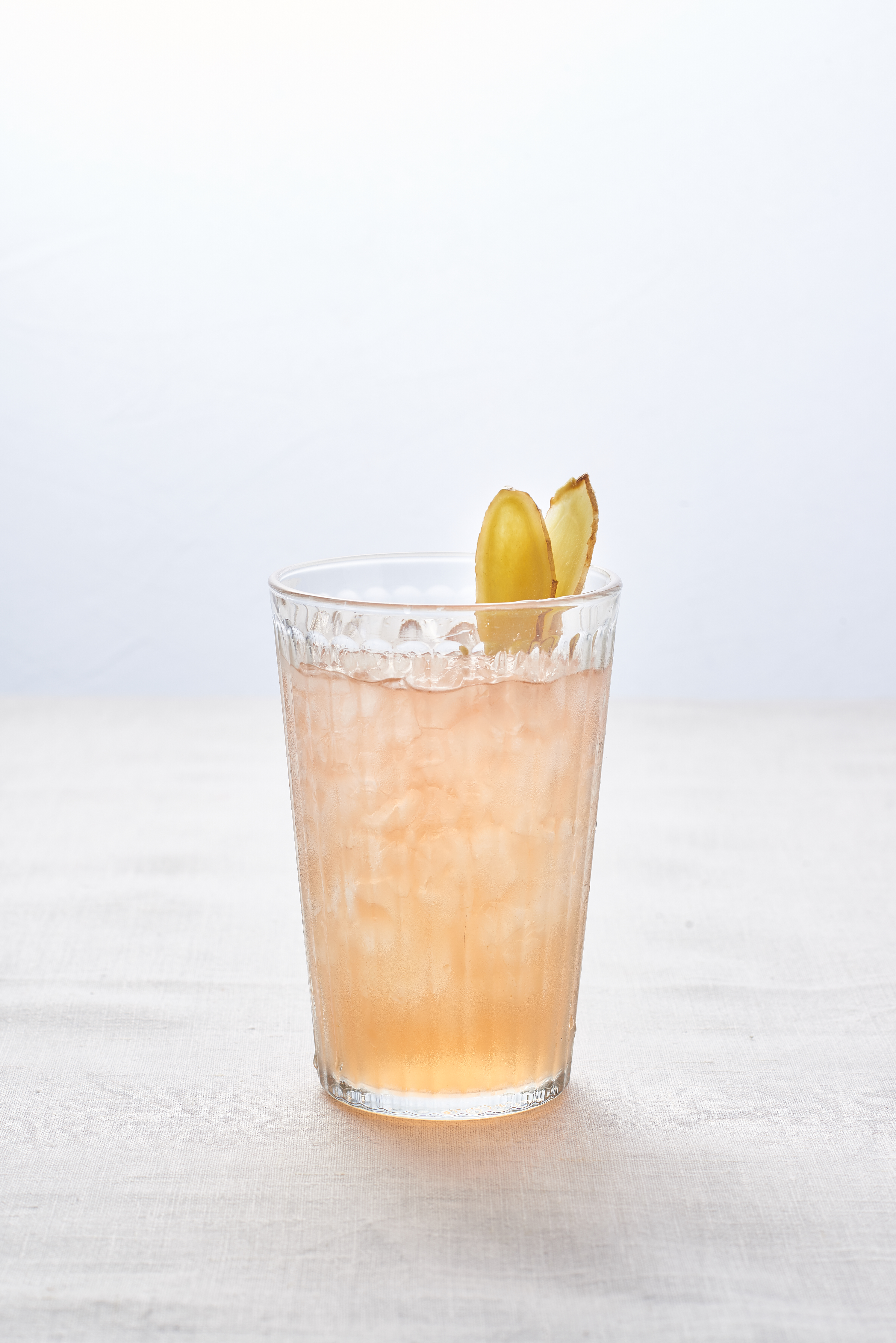 Rhabarber-Ingwer-Eistee mit SOURCER Bio-Tee Ingwer & Zitrone Rhabarber-Ingwer-Eistee im Glas