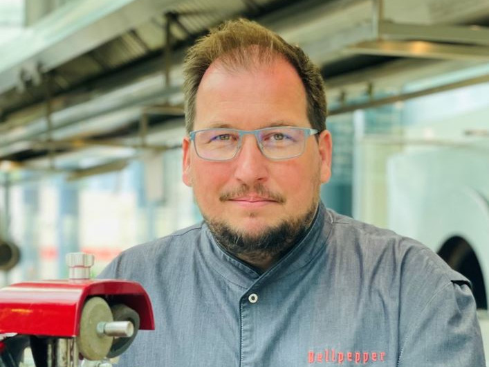 Die Piazza direkt neben dem Designhotel lädt zum Flanieren ein.