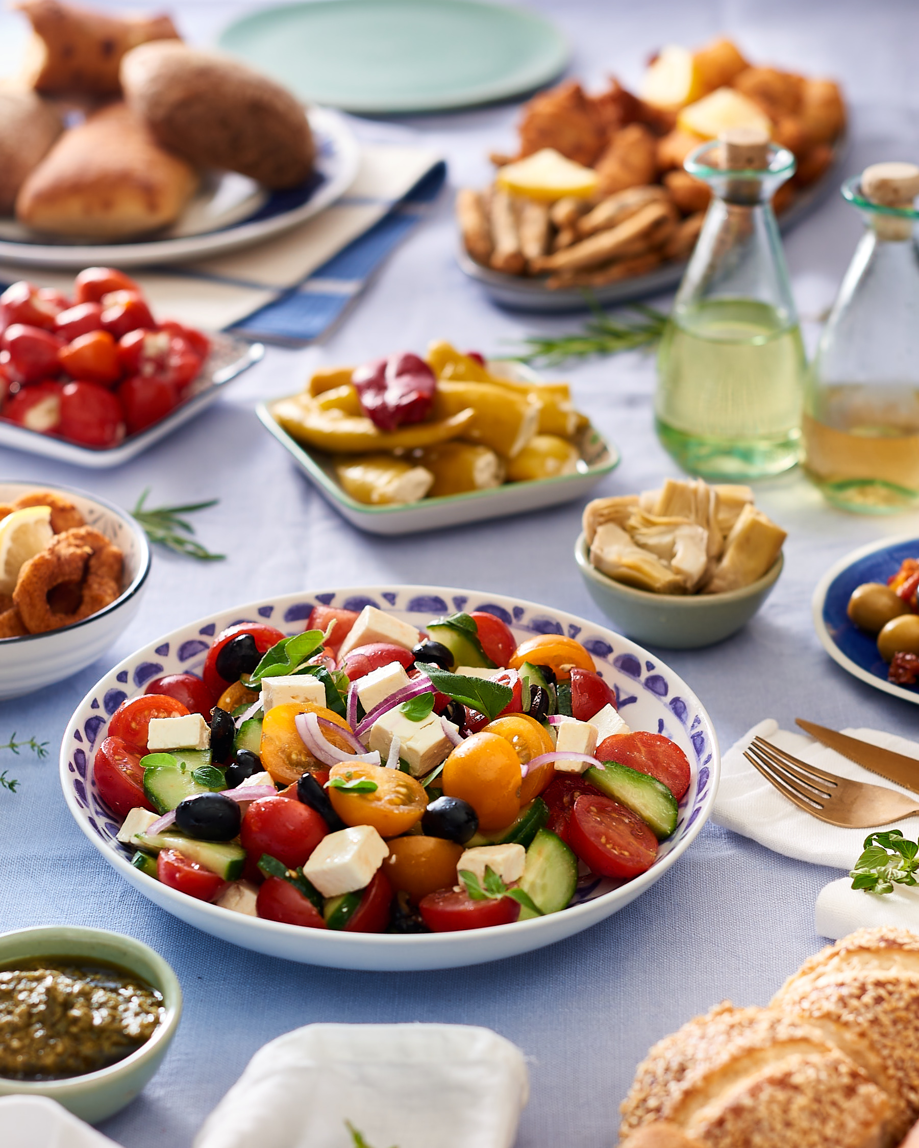 Ein griechisches Restaurant mit Tischen und Stühlen.