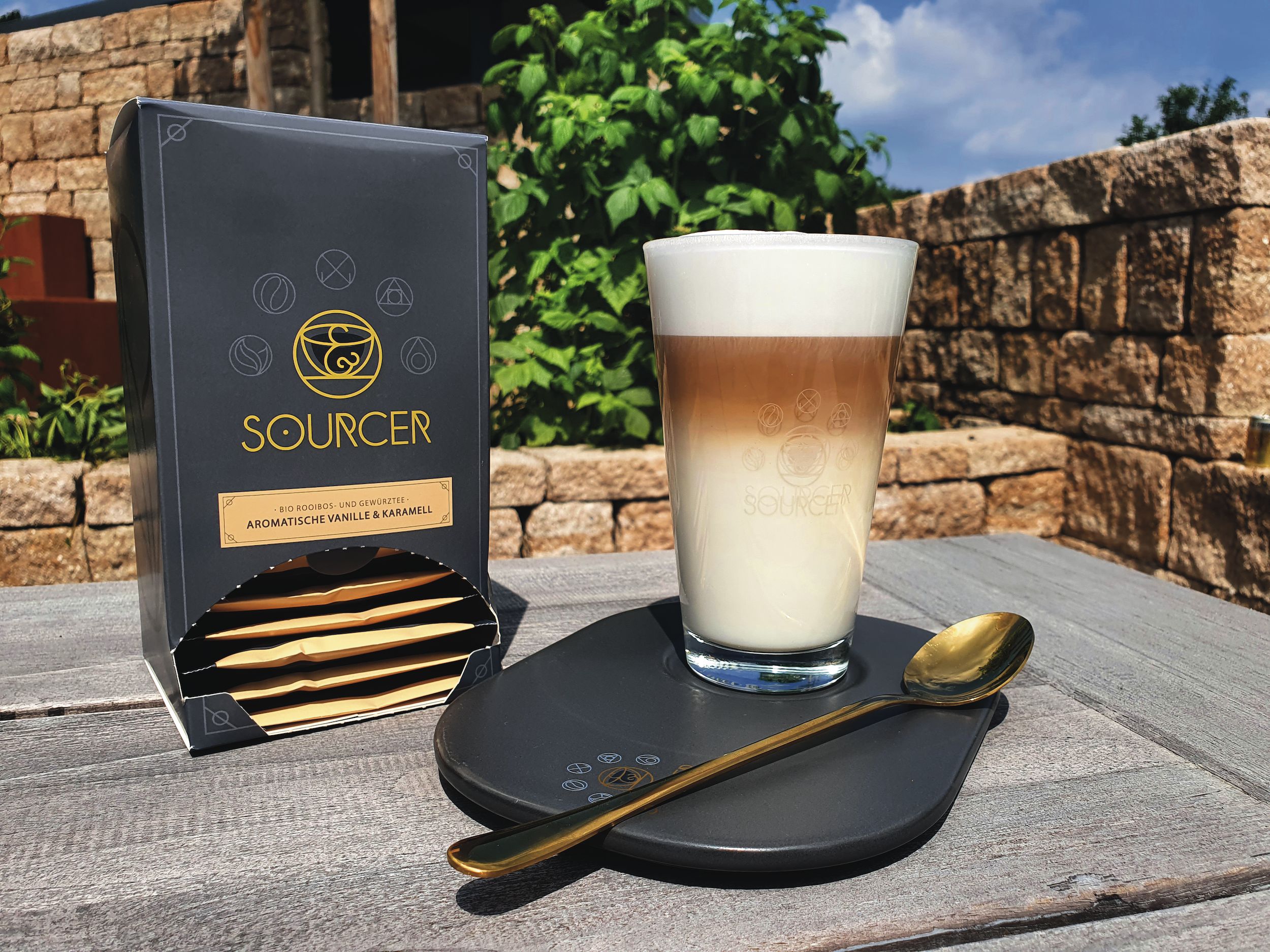 SOURCER Dirty Coffee Rooibos Vanille Rooibos-Tee mit Kaffee und Milch im Glas