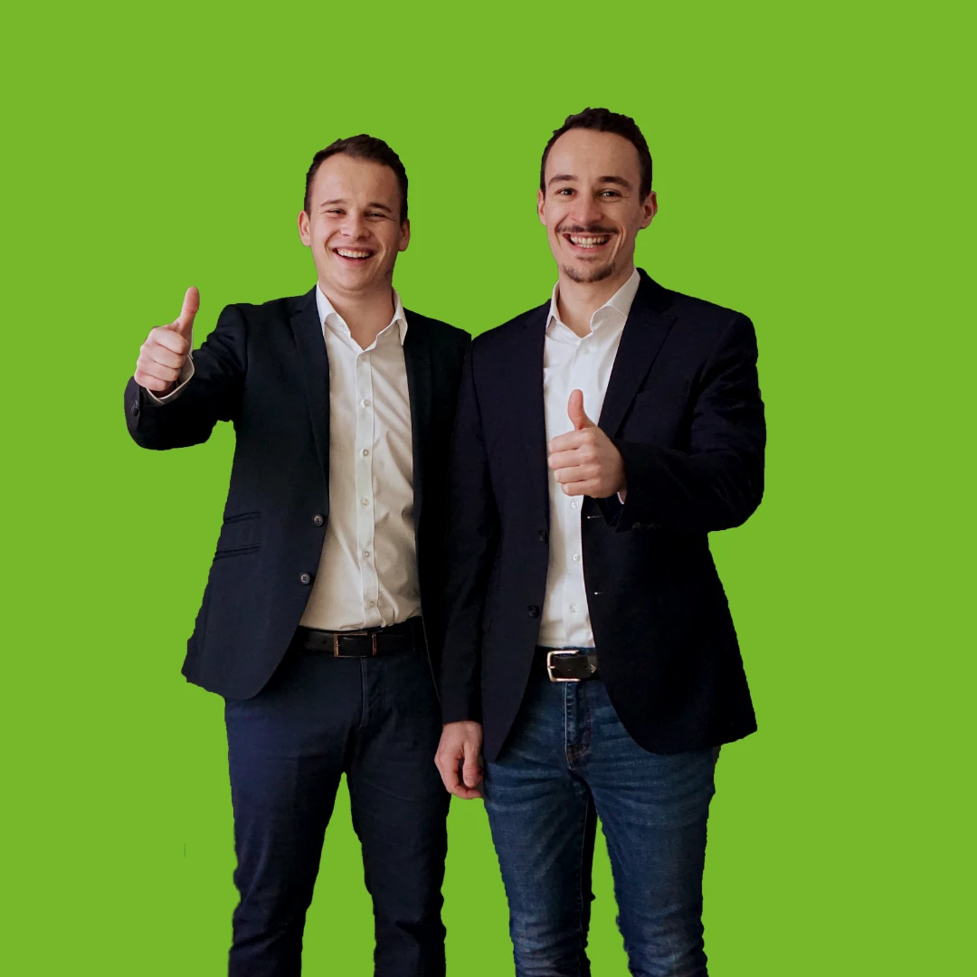 Ein großes Indoor-Gewächshaus mit pinkem Licht.