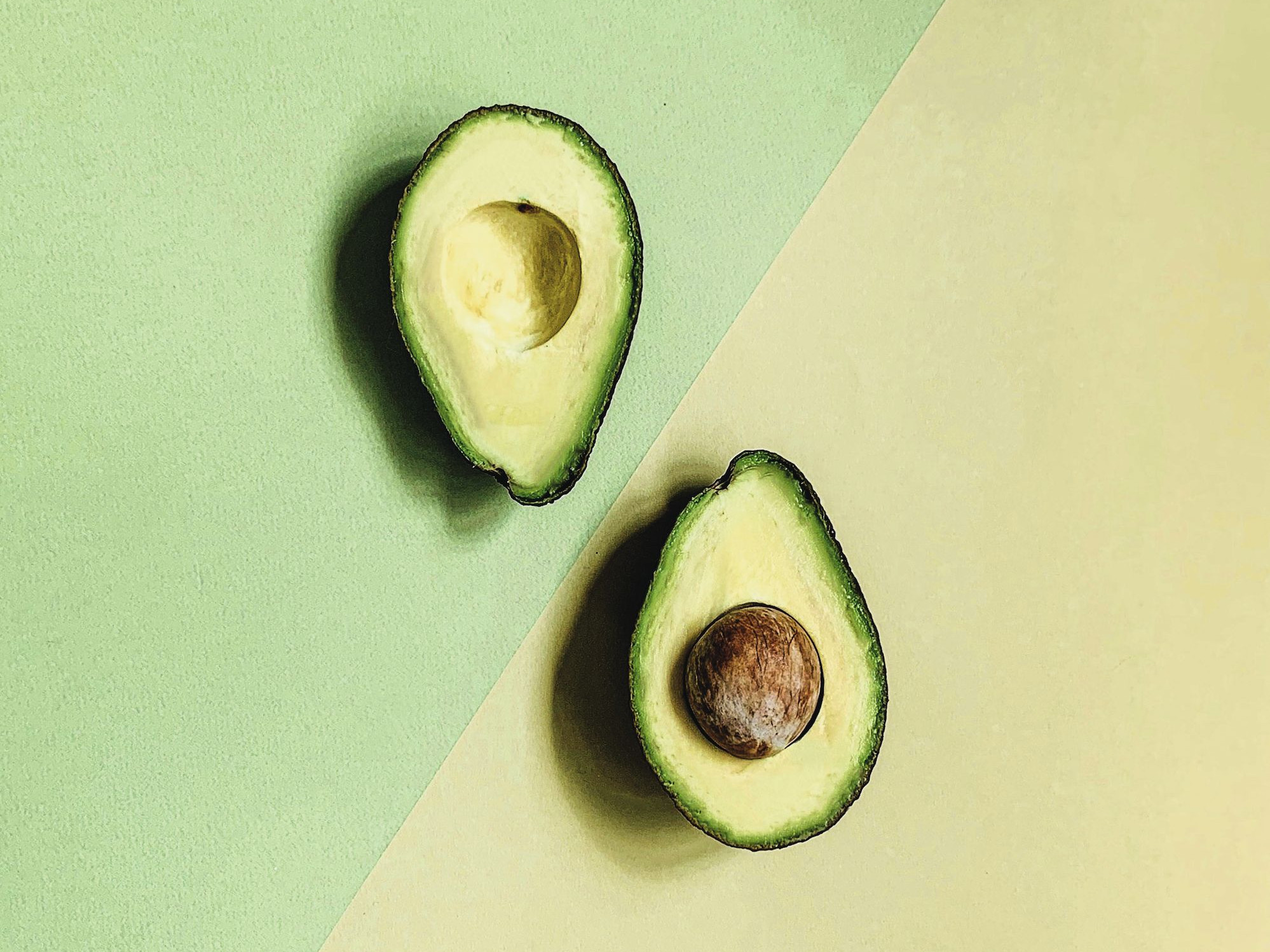 Eine halbierte Avocado