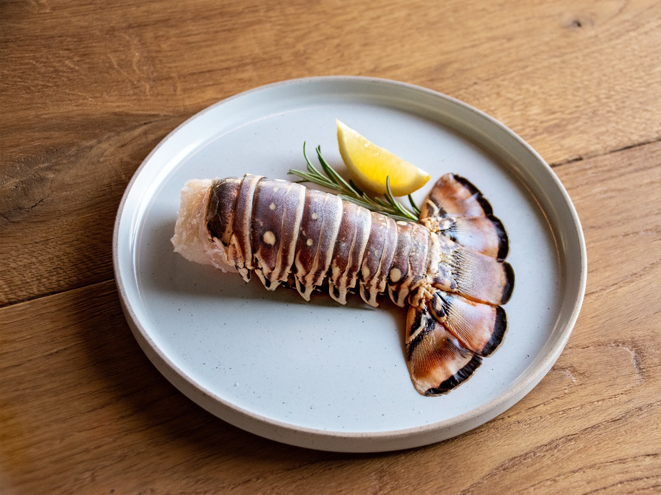 Langustenschwanz auf einem weißen Teller