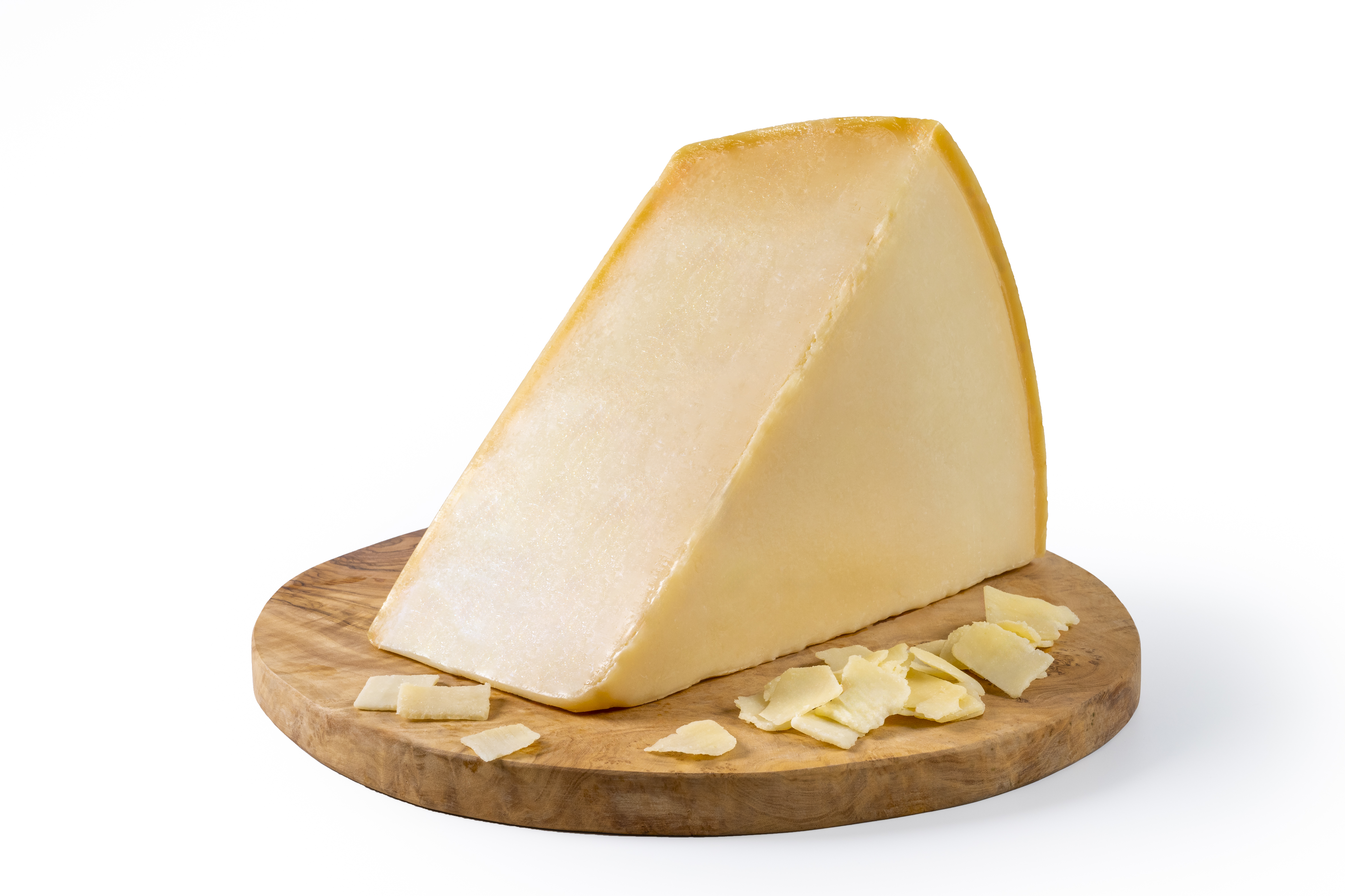 Ein Stück Grana Padano auf einem Holzbrett.