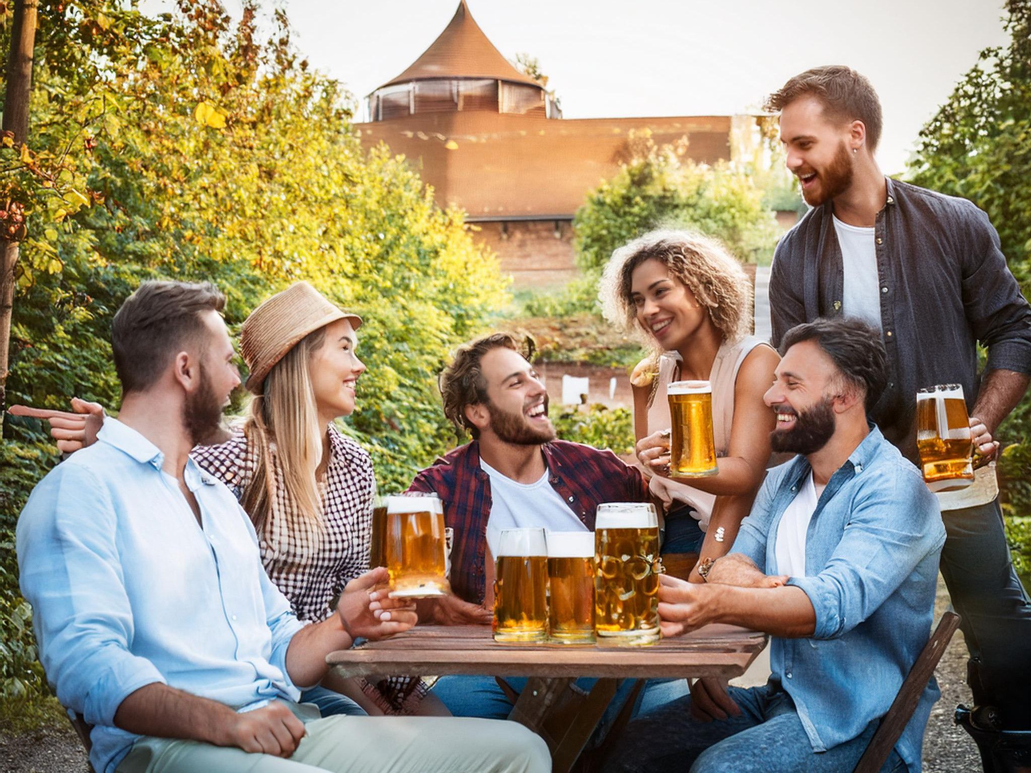 Frauen und Männer im Biergarten