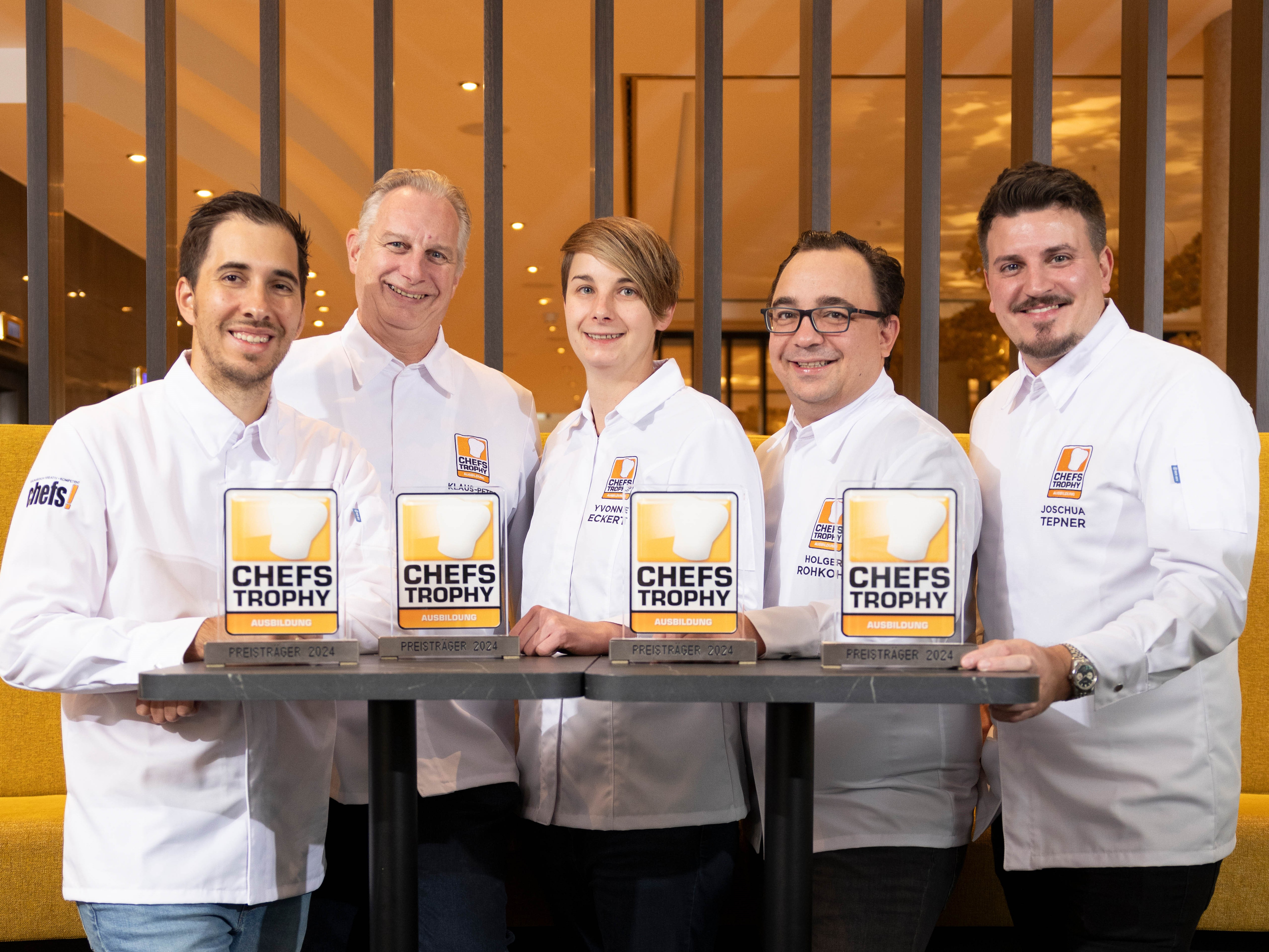 Neu im Netzwerk der CHEFS TROPHY Ausbildung (von links): Philipp Stein (Restaurant Steins Traube, Mainz), Klaus-Peter Krebs und Yvonne Eckert (Europa-Park Freizeit- und Familienpark Mack KG, Rust), Holger Rohkohl (Hotel Breidenbacher Hof, Düsseldorf), Joschua Tepner (Excelsior Hotel Ernst, Köln). Nicht im Bild: Philipp Ferber (Culinary Director, Breidenbacher Hof) und Mirko Gaul (Restaurant taku, Excelsior Hotel Ernst)