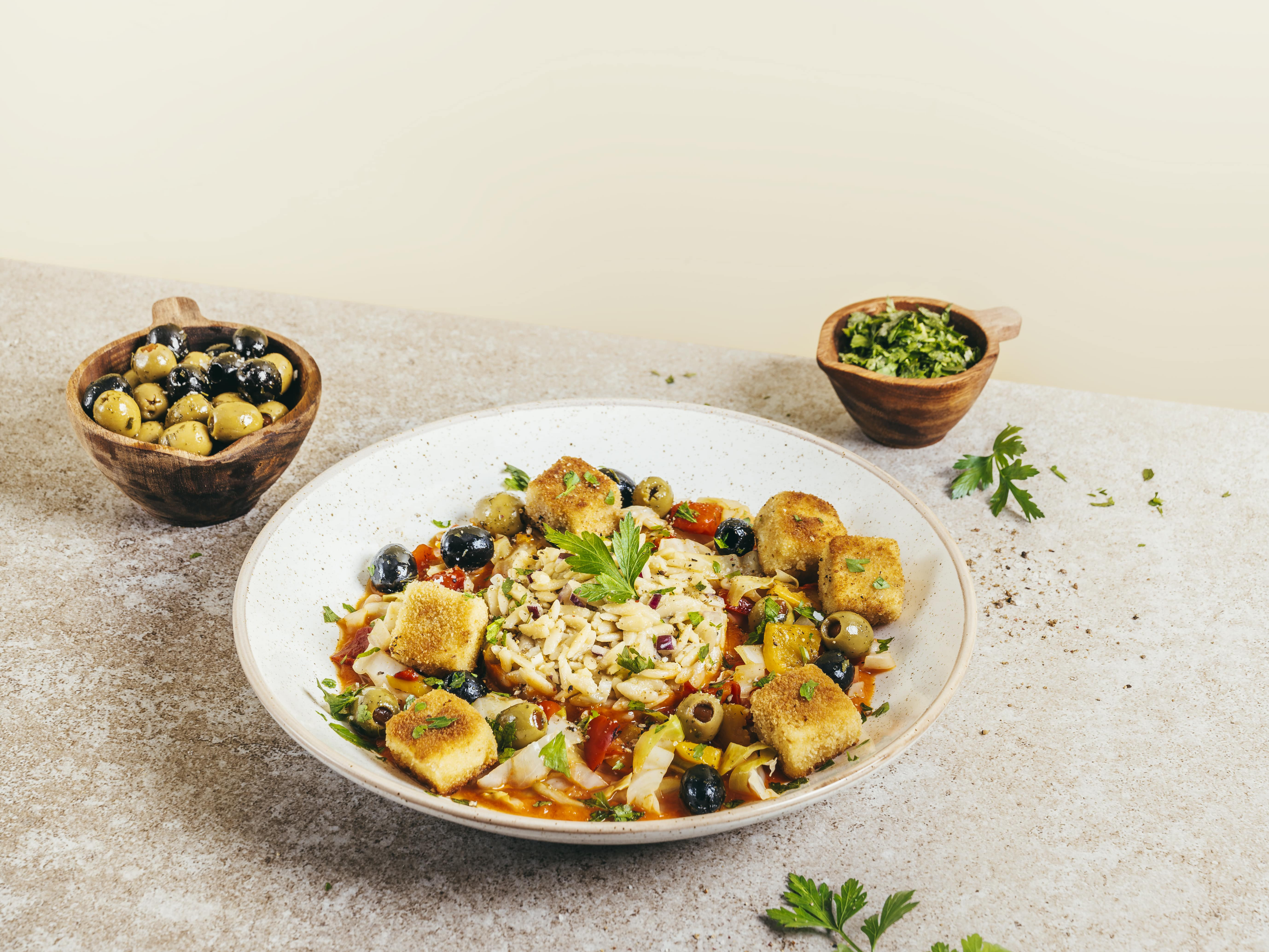 Schüssel mit Essen auf einem Tisch