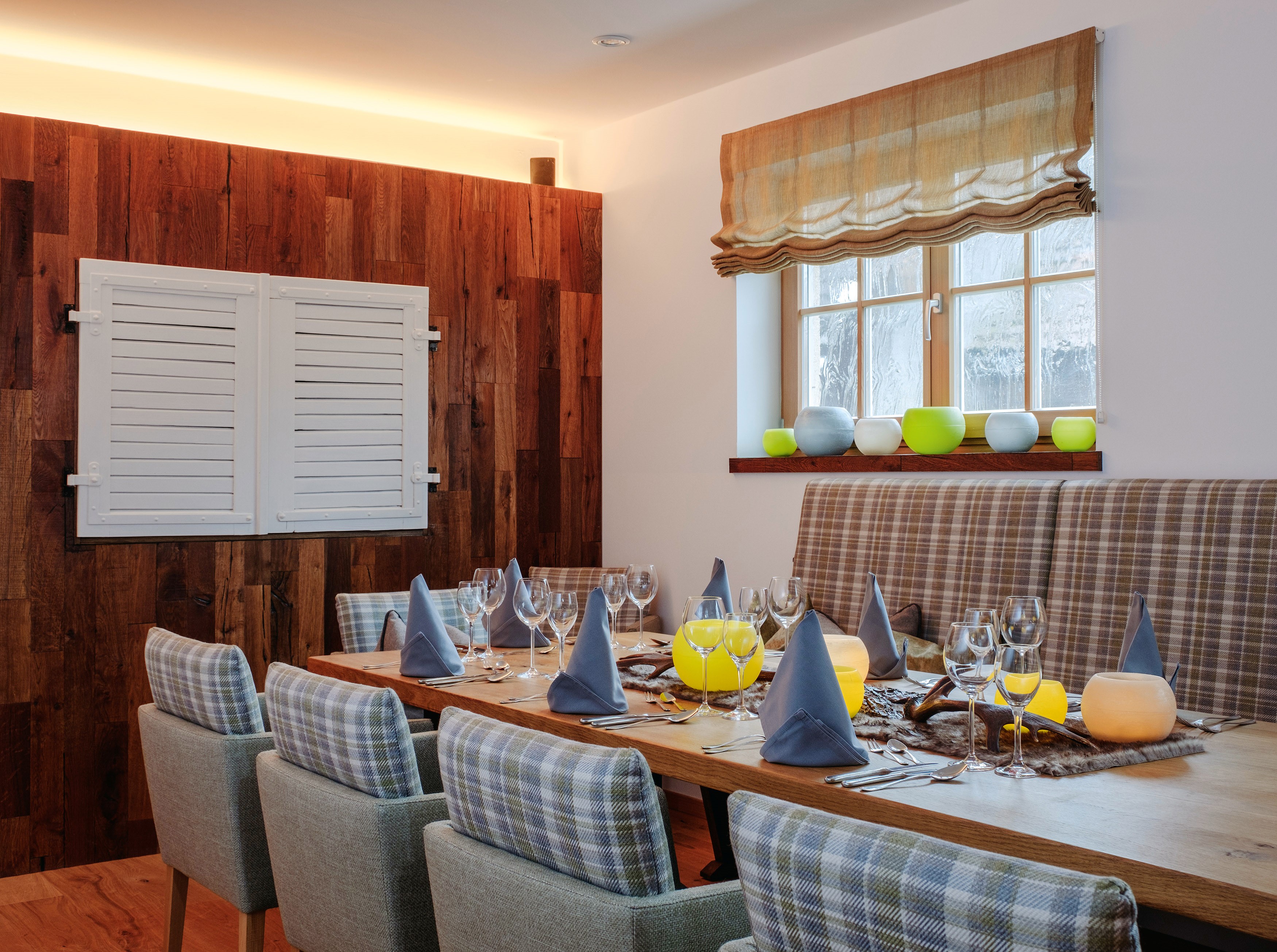 Gastraum mit gedecktem Tisch