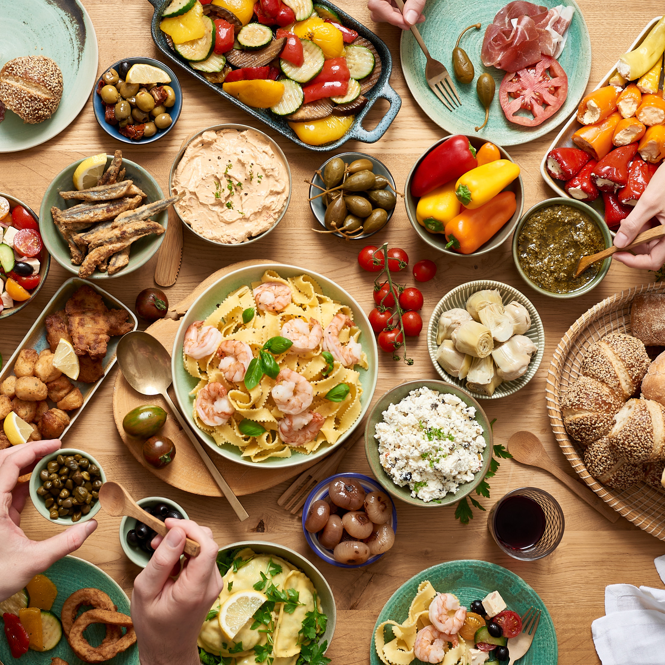 Eine Gruppe von Menschen sitzt an einem Tisch und isst gemeinsam.