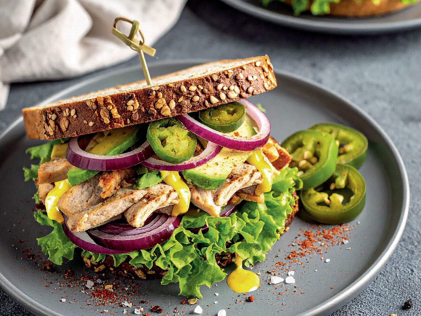 Zwei Gläser mit Schokoladen-Orangen-Dessert