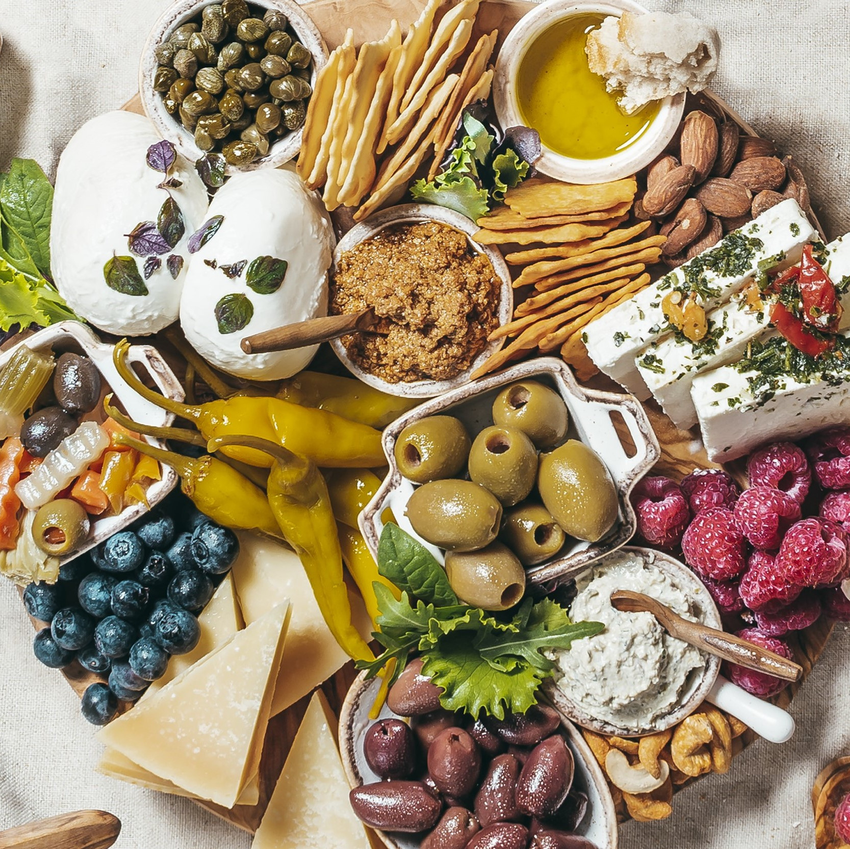 Eine Antipastiplatte auf einem Tisch.