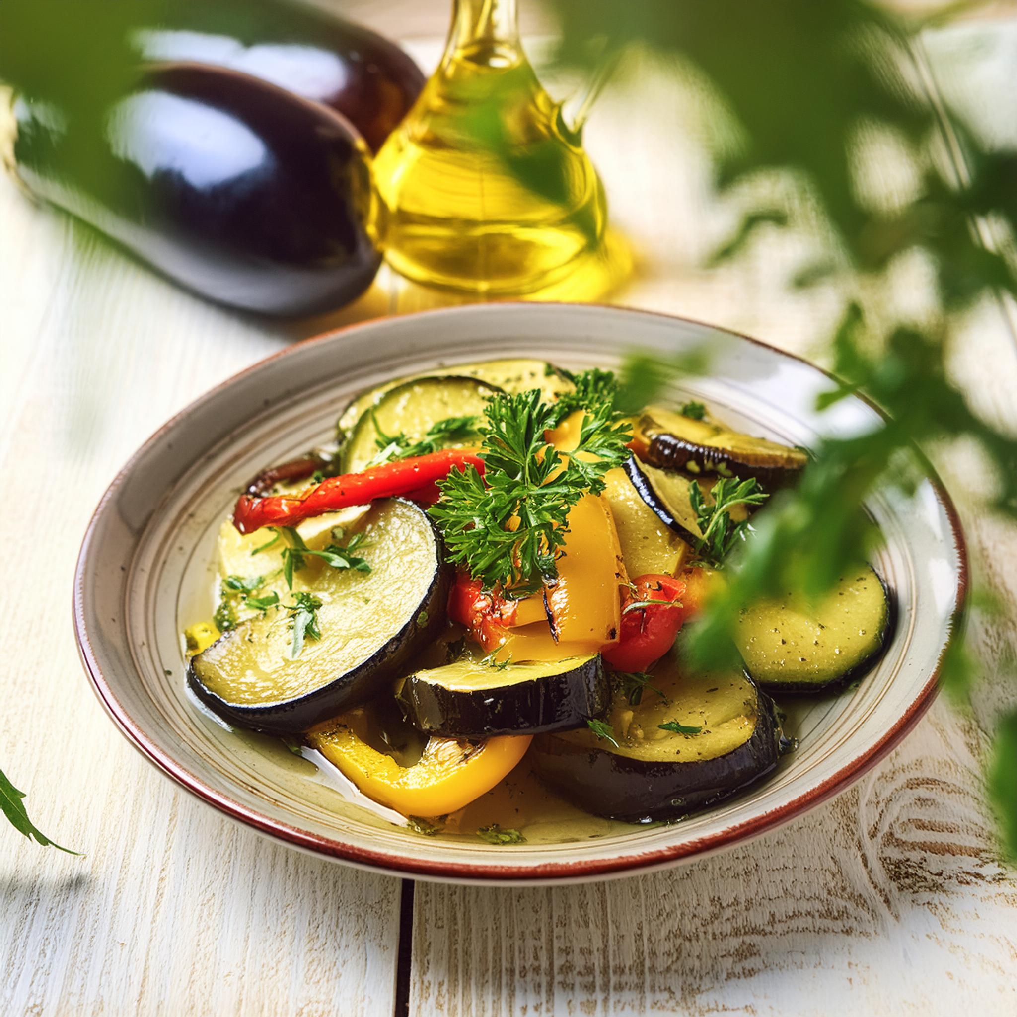 Sonnengereiftes Gemüse auf einem Teller. 