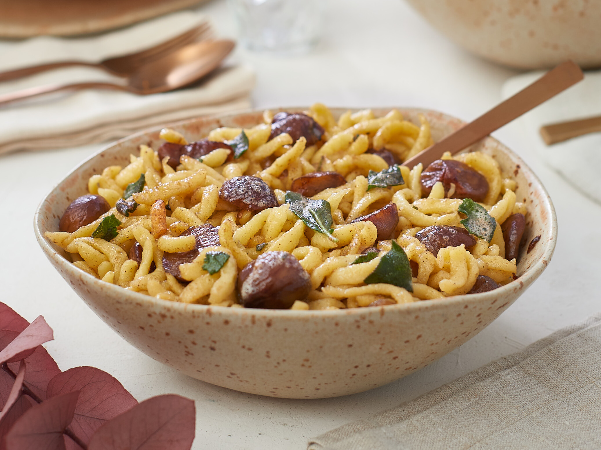 Grüne Hügel mit Bäumen und einem Haus auf der Spitze