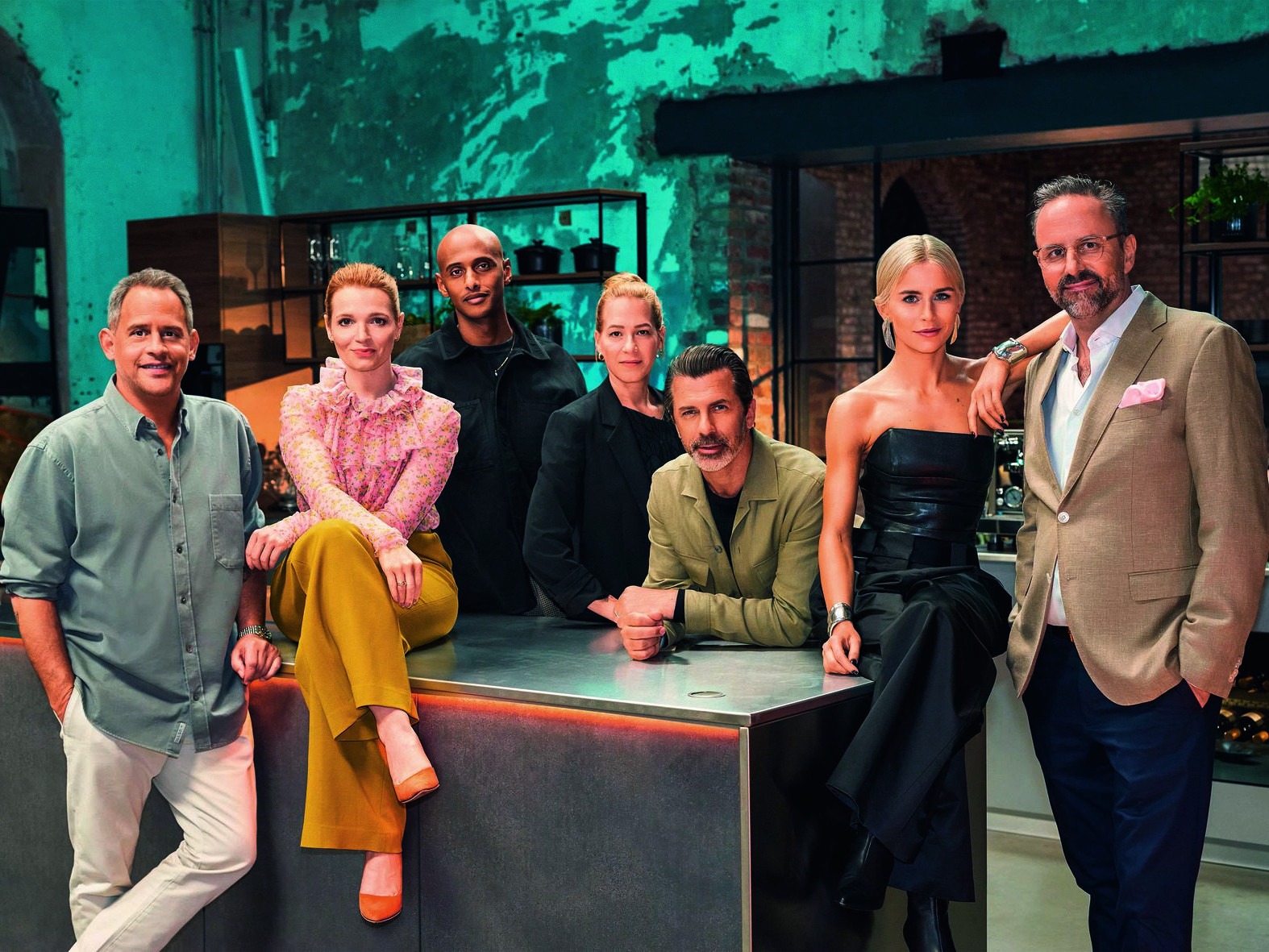 Eine Gruppe von Menschen posiert lächelnd für ein Foto.