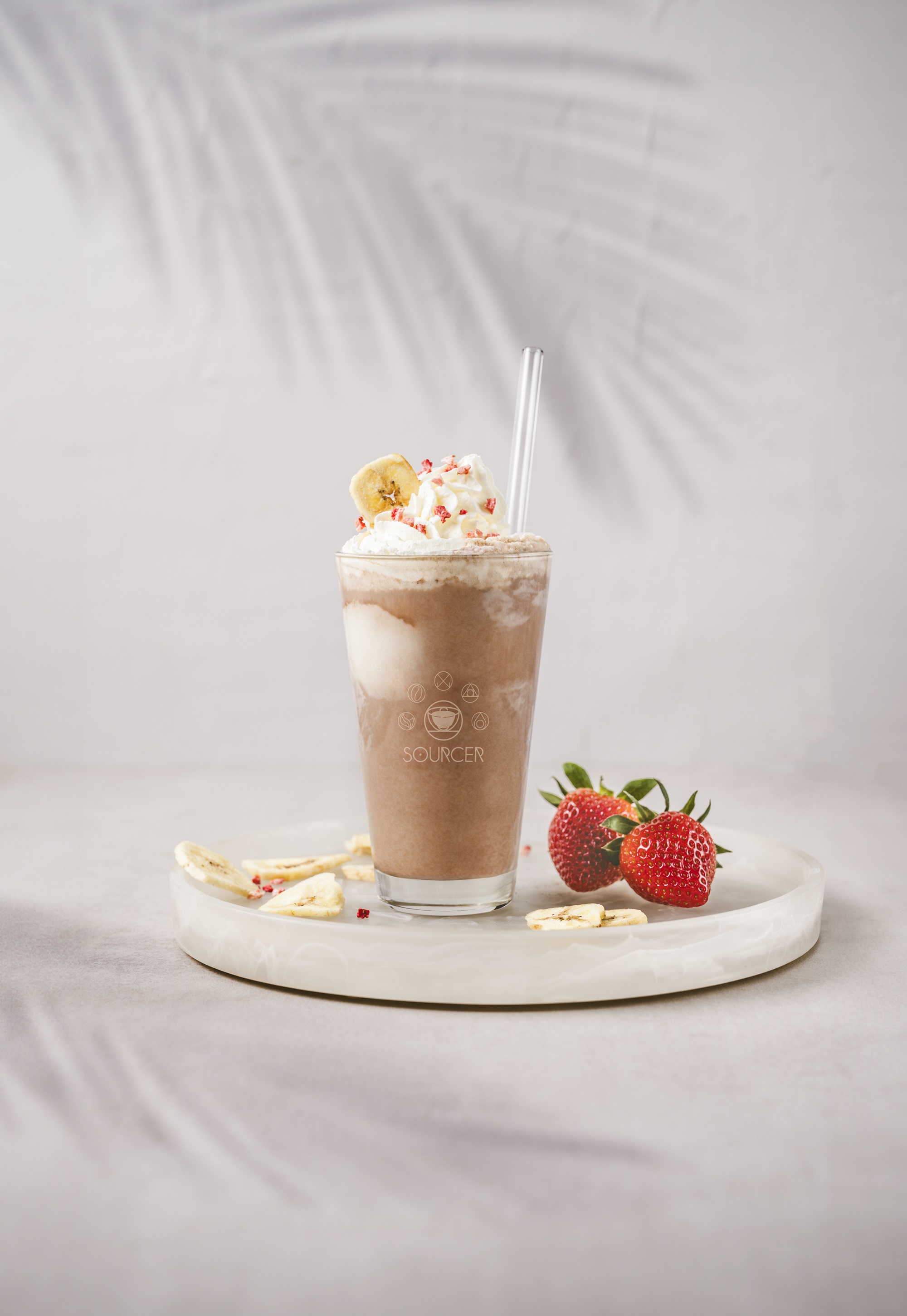 SOURCER Iced Banacao - Milchgetränk mit Kakaopulver und Bananeneis Eisschokolade mit Bananenchips