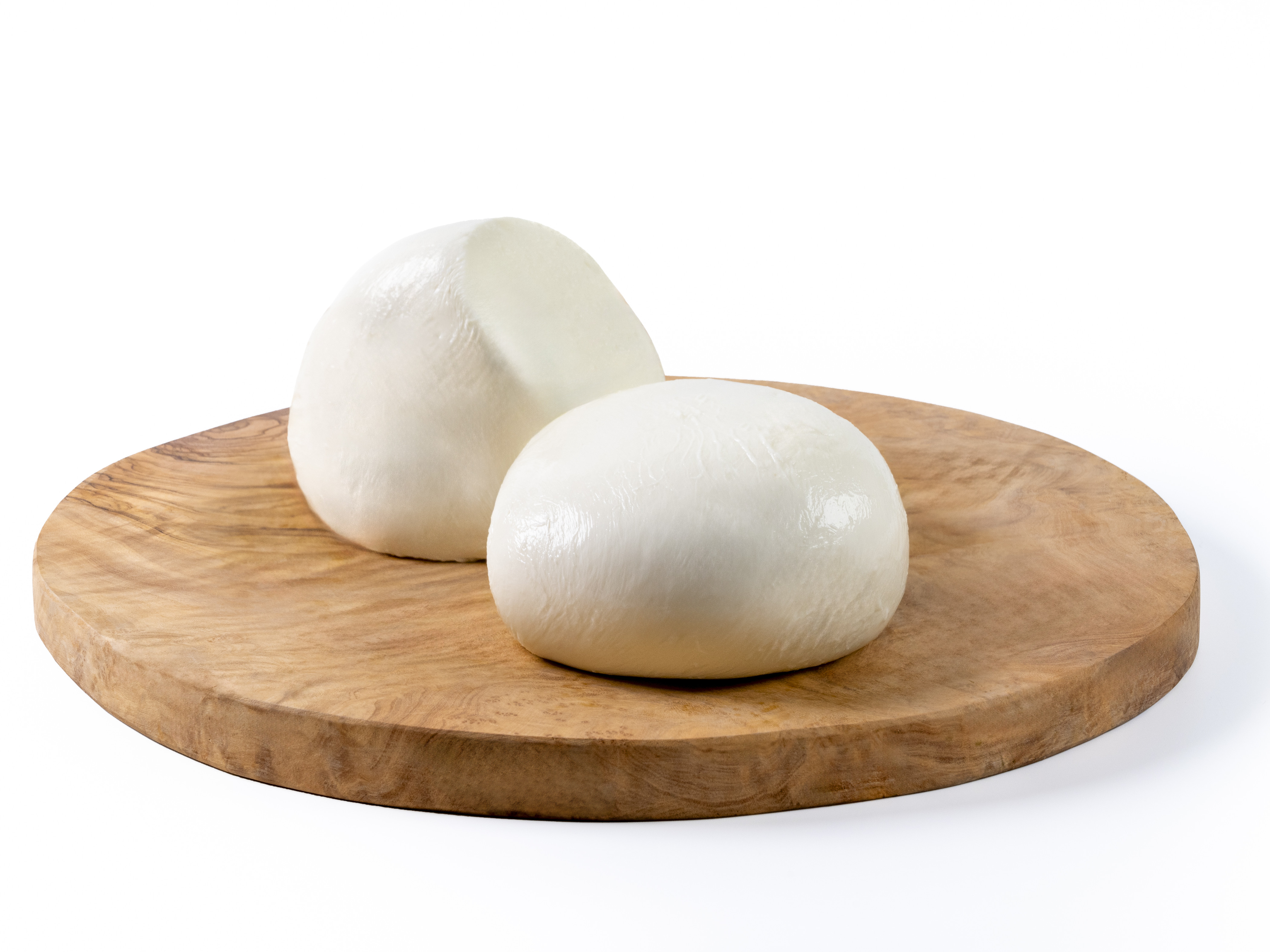Zwei Kugeln Mozzarella auf einem Holzbrett
