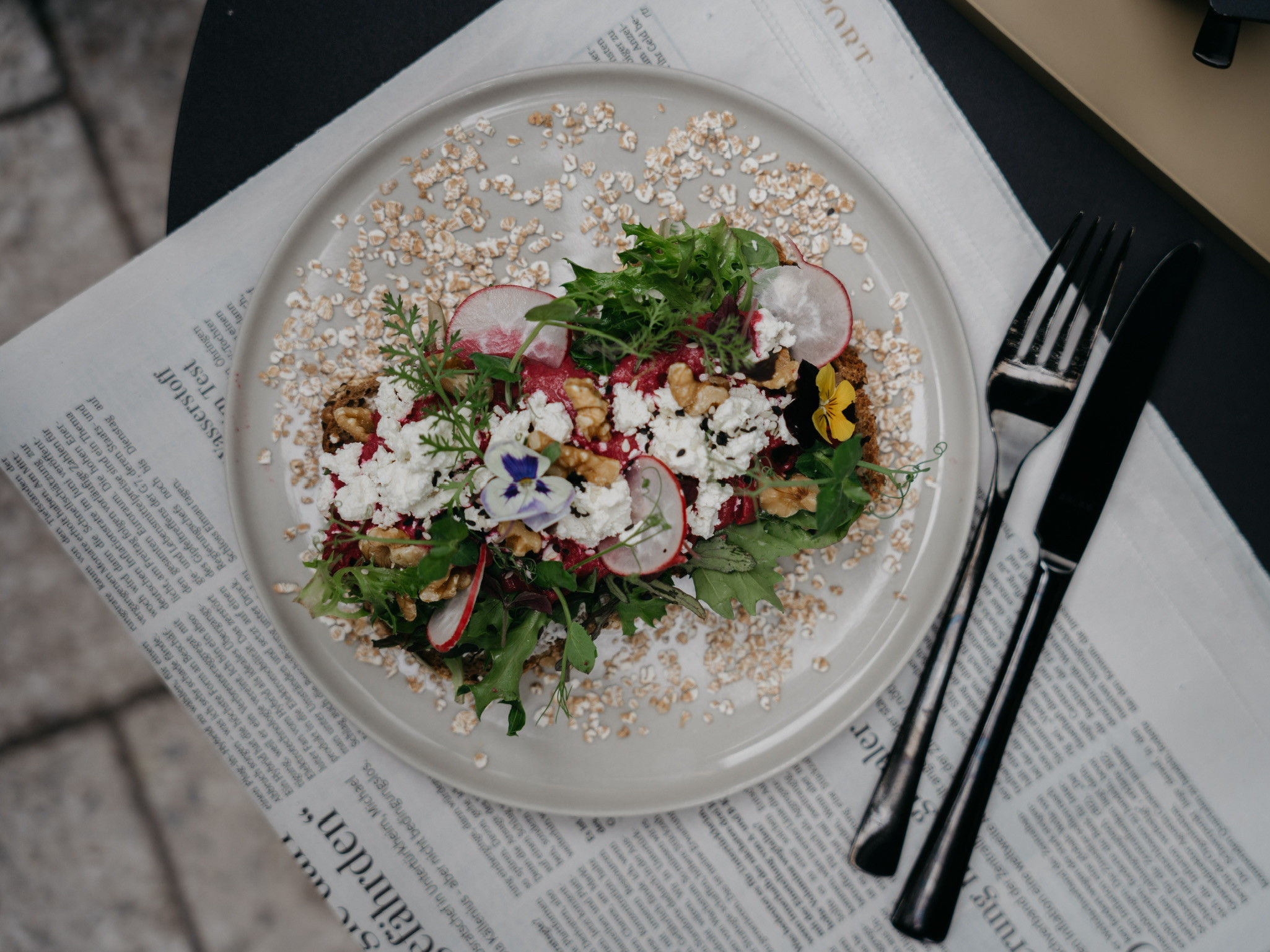 Salat mit Fruehlingskraeutern und Hafer