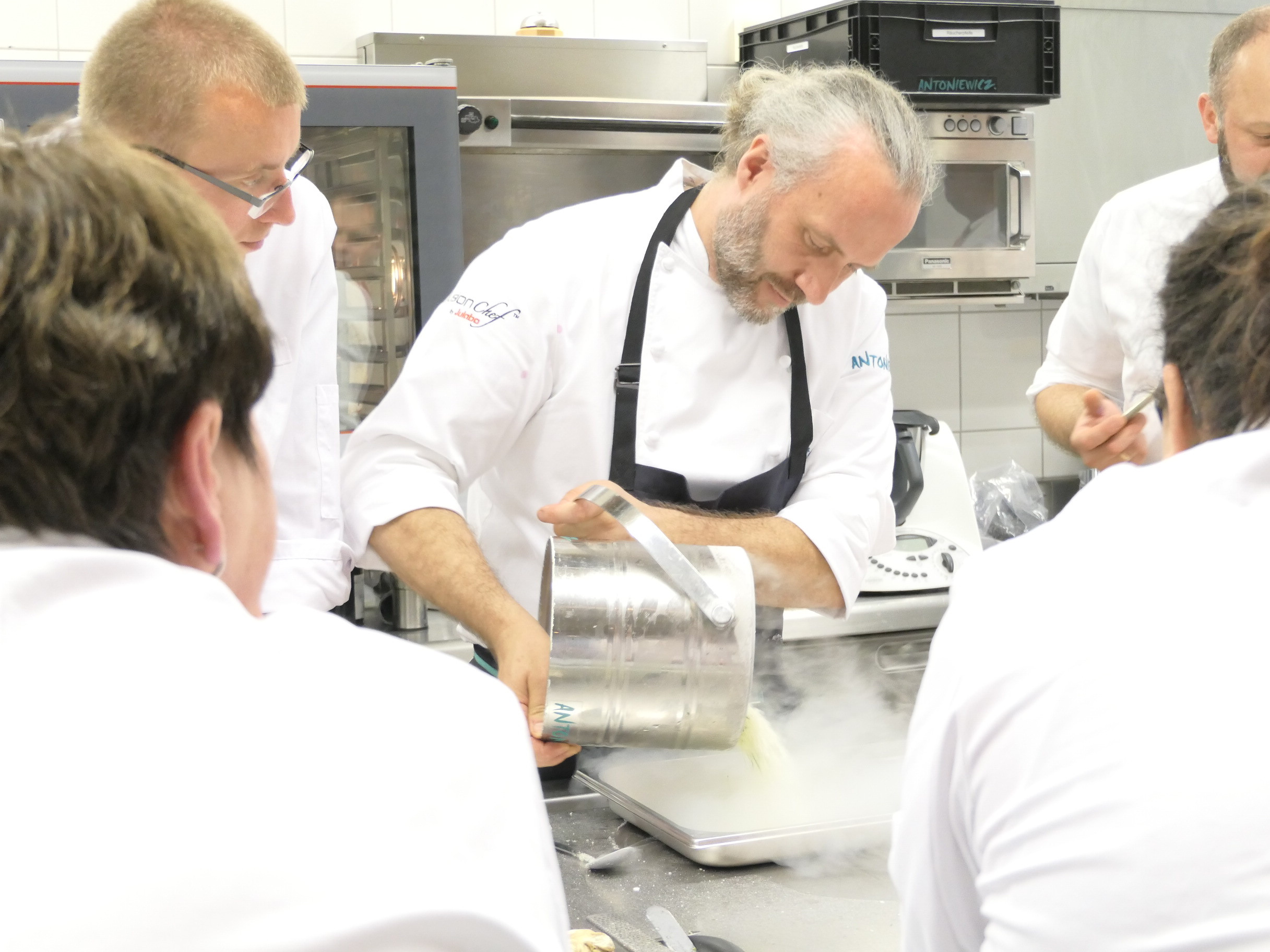 Köche schauen Ausbilder zu