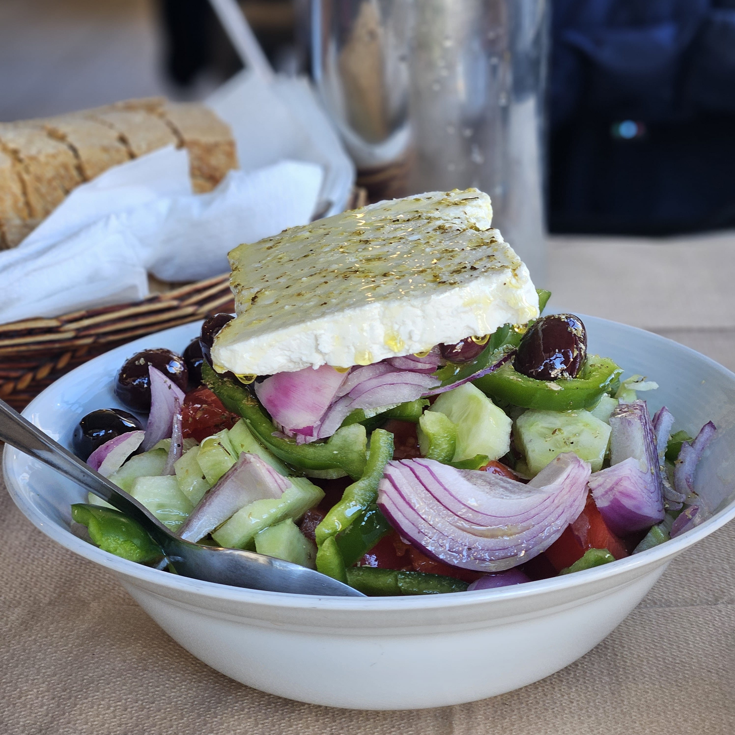 Eine Schüsselmit griechischem Salat und Feta.