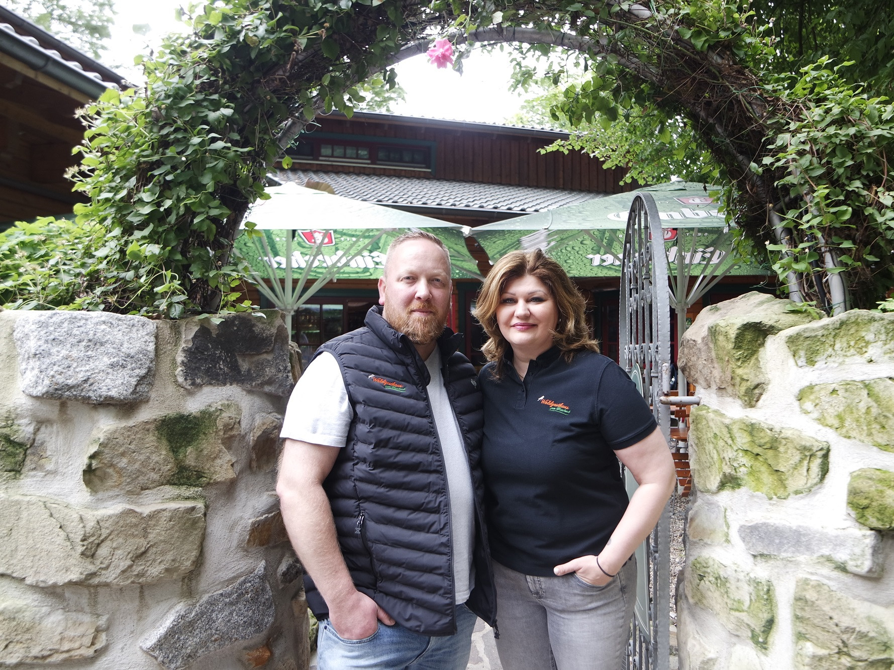 Tamas Lenart steht mit seiner Frau Monika Bekesi am Eingangstor.