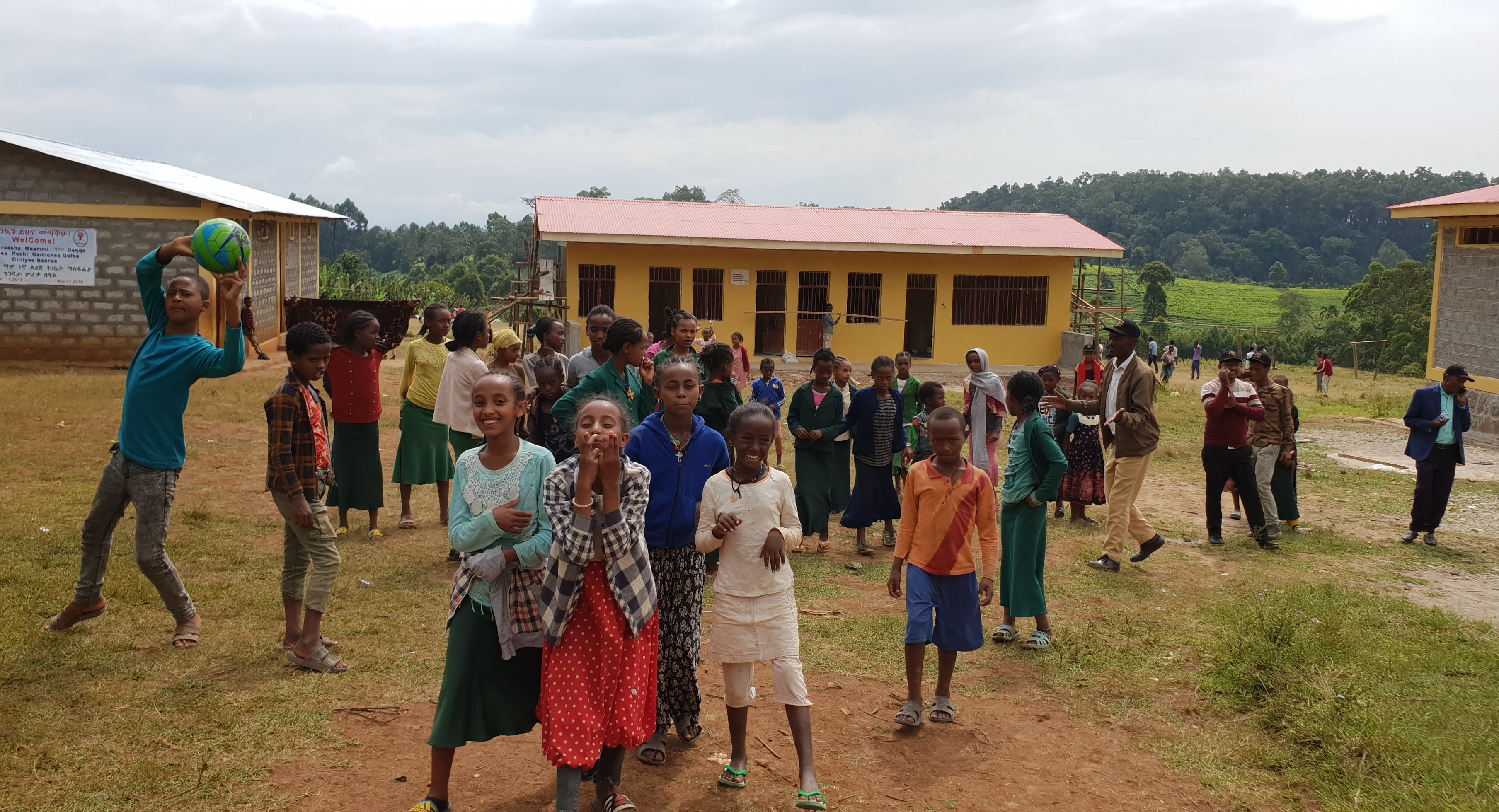 Geschlechtergetrennte Toiletten auf dem Gelände der Schule Geschlechtergetrennte Toiletten auf dem Gelände der Schule