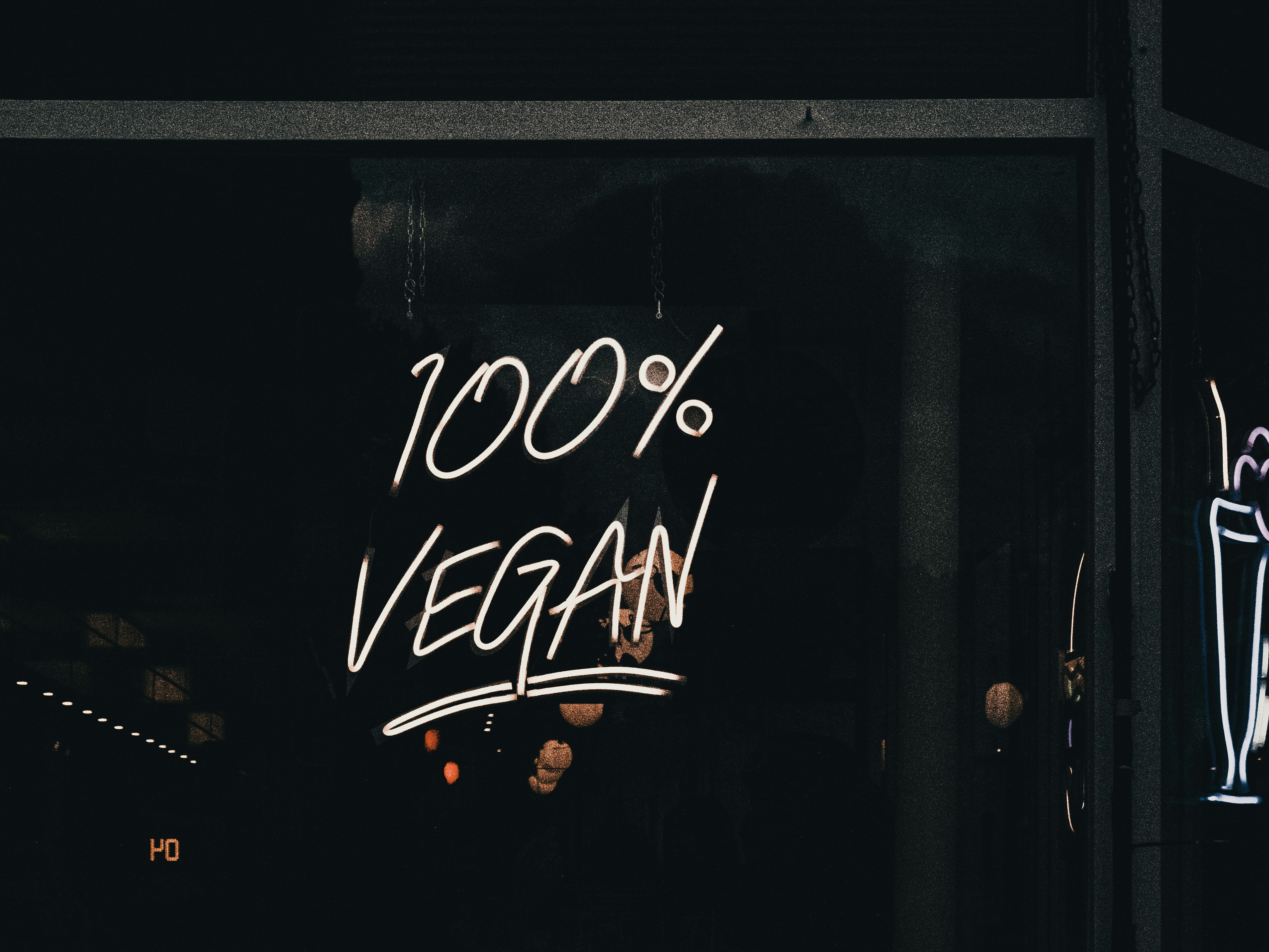 Handgeschriebener Text auf einem Fenster bei Nacht